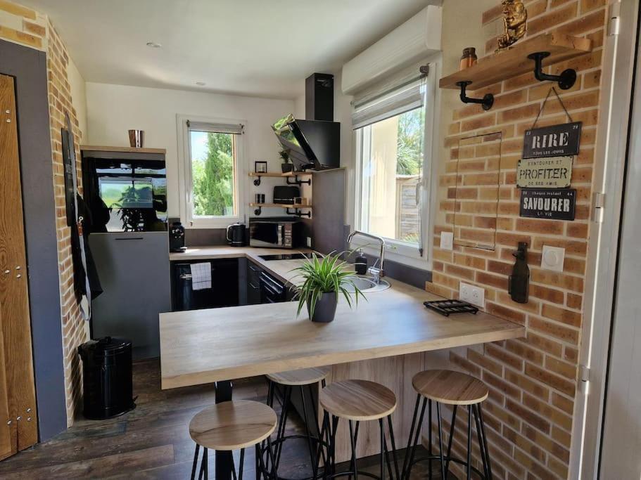 Chalet Industriel Avec Filet Et Spa Sorigny エクステリア 写真