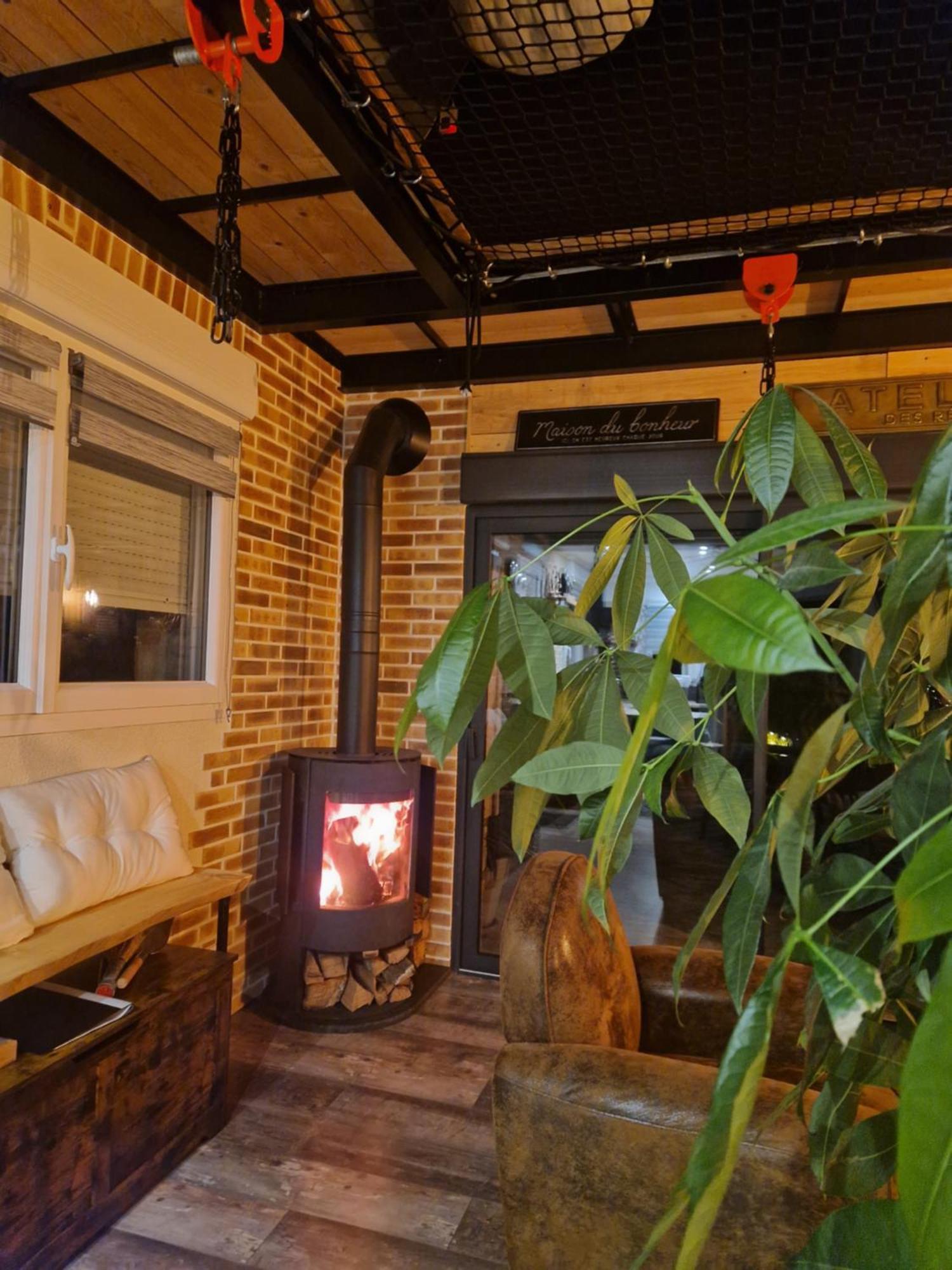 Chalet Industriel Avec Filet Et Spa Sorigny エクステリア 写真