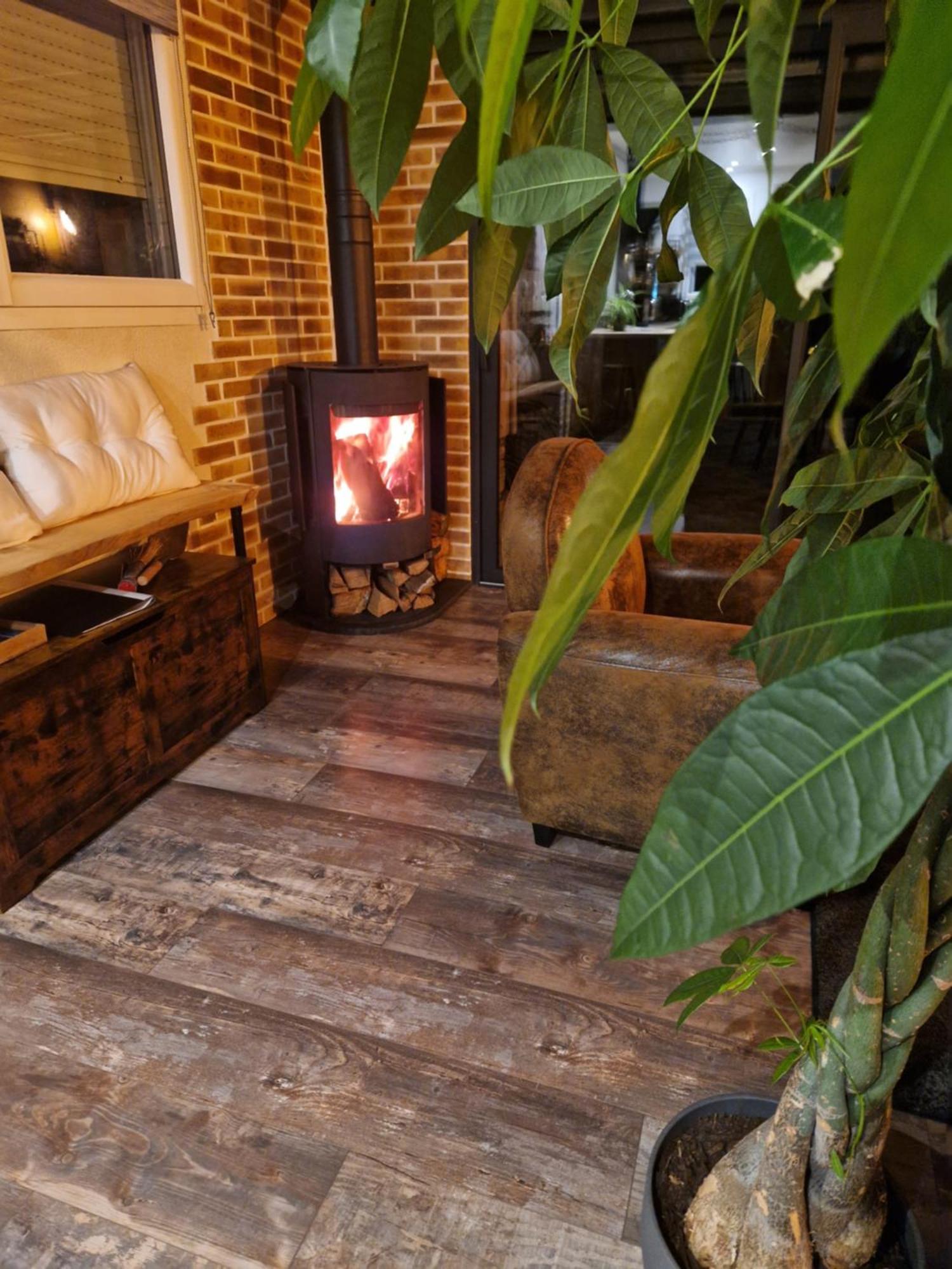 Chalet Industriel Avec Filet Et Spa Sorigny エクステリア 写真